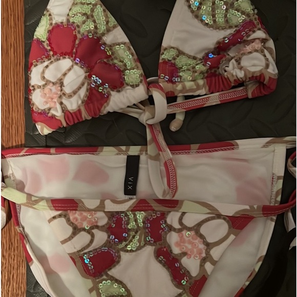 VIX NEW W/O Tags Women’s Size Medium 2 piece Sparkly Beaded String Bikini. - Picture 2 of 3